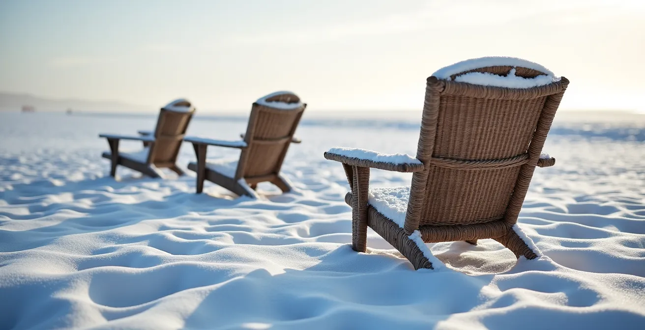 Beheizte Winter-Strandkörbe an der verschneiten Ostseeküste, die die therapeutische Ruhe der Nebensaison symbolisieren.